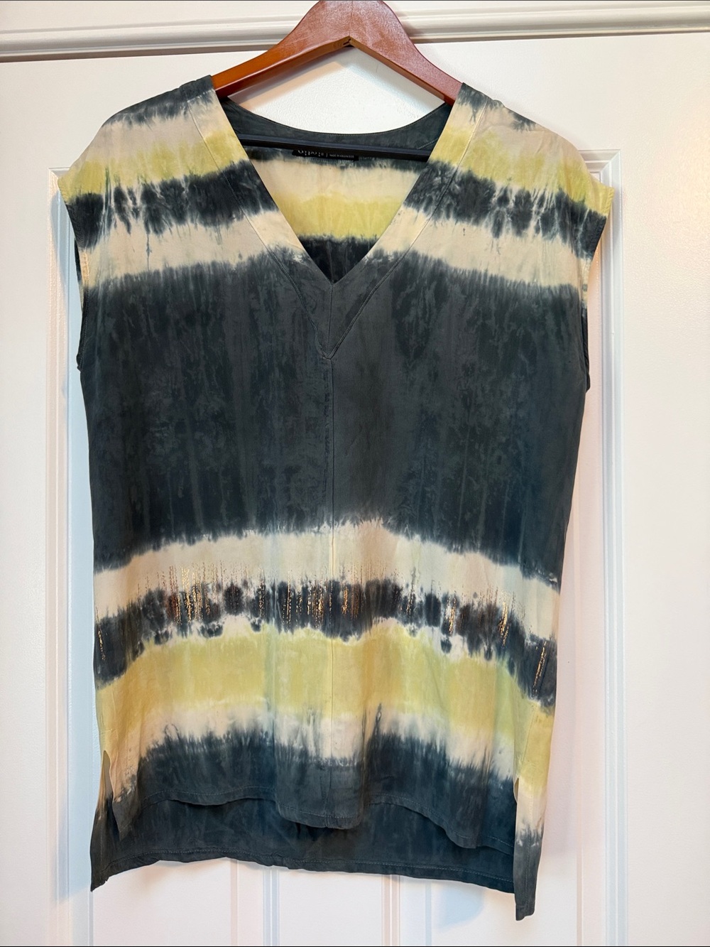 Gypsy 05 Tie-Dye V-Neck Sleeveless Top in Yellow, Gray & Cream